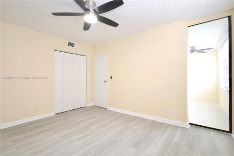 Condo in Lauderdale Lakes, Florida, 2 bedrooms  № 1377469 - photo 9