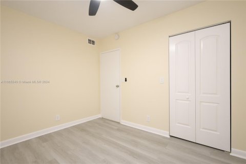 Condo in Lauderdale Lakes, Florida, 2 bedrooms  № 1377469 - photo 12