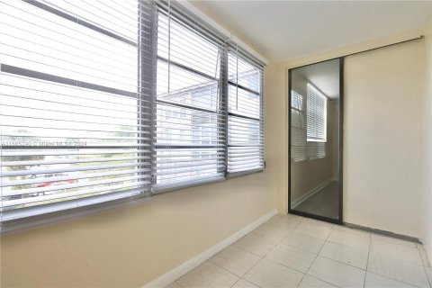 Condominio en venta en Lauderdale Lakes, Florida, 2 dormitorios, 80.36 m2 № 1377469 - foto 5