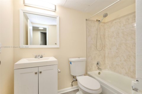 Condo in Lauderdale Lakes, Florida, 2 bedrooms  № 1377469 - photo 10