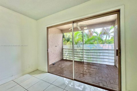 Condo in Coral Springs, Florida, 2 bedrooms  № 1377511 - photo 1