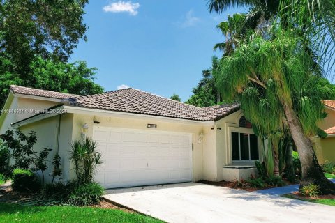 Villa ou maison à vendre à Boca Raton, Floride: 4 chambres, 179.02 m2 № 1331446 - photo 1