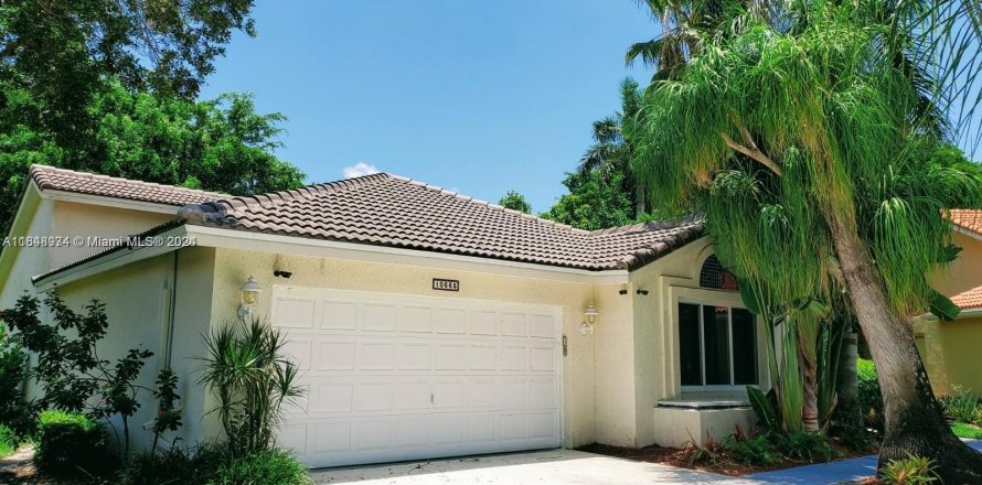 House in Boca Raton, Florida 4 bedrooms, 179.02 sq.m. № 1331446