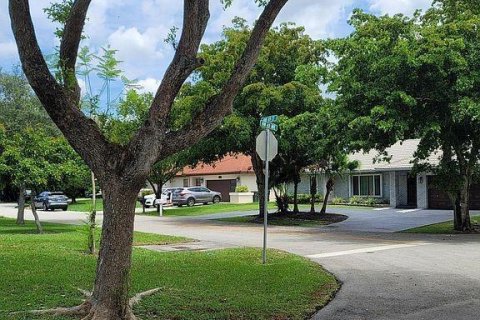 House in Coconut Creek, Florida 4 bedrooms, 228.82 sq.m. № 1223600 - photo 19