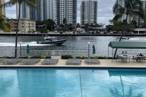 Condo in Hallandale Beach, Florida, 2 bedrooms  № 1316162 - photo 10