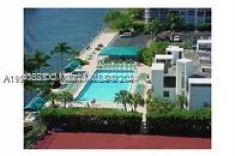 Condo in Hallandale Beach, Florida, 2 bedrooms  № 1316162 - photo 14