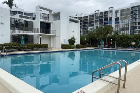 Copropriété à vendre à Hallandale Beach, Floride: 2 chambres, 104.98 m2 № 1316162 - photo 11