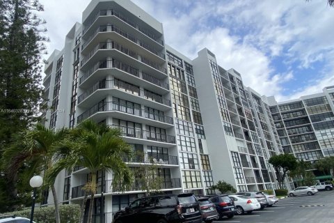 Copropriété à vendre à Hallandale Beach, Floride: 2 chambres, 104.98 m2 № 1316162 - photo 2