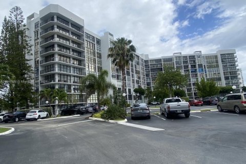 Copropriété à vendre à Hallandale Beach, Floride: 2 chambres, 104.98 m2 № 1316162 - photo 3