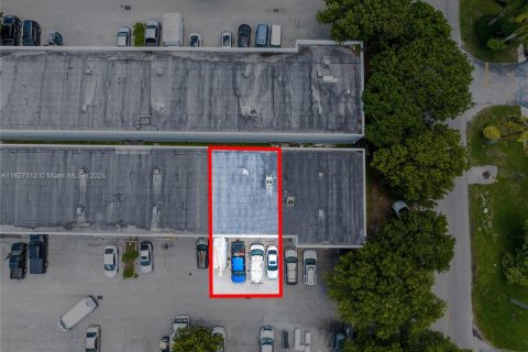 Propiedad comercial en venta en Hialeah, Florida № 1281661 - foto 15