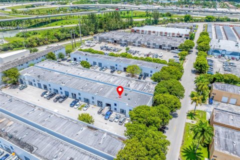 Commercial property in Hialeah, Florida № 1281661 - photo 1