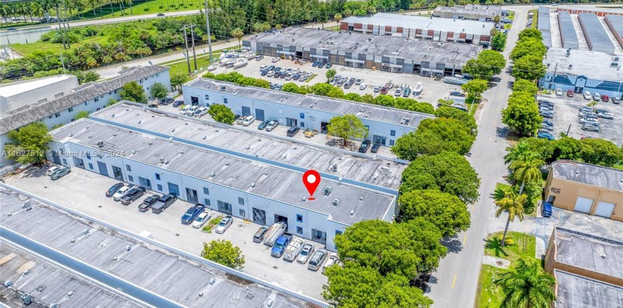 Commercial property in Hialeah, Florida № 1281661