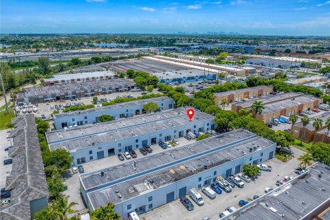 Propiedad comercial en venta en Hialeah, Florida № 1281661 - foto 18