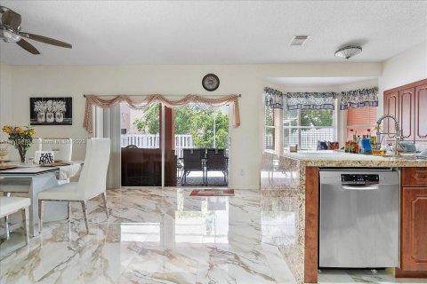 Villa ou maison à vendre à Pembroke Pines, Floride: 4 chambres, 205.13 m2 № 596721 - photo 13