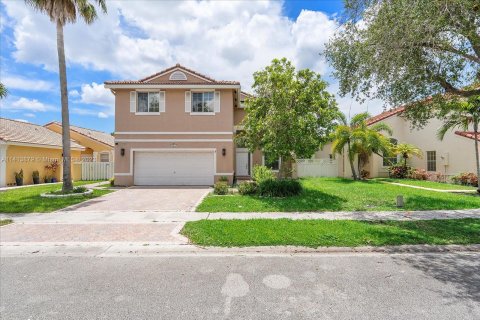 House in Pembroke Pines, Florida 4 bedrooms, 205.13 sq.m. № 596721 - photo 1