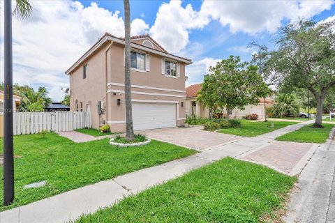 House in Pembroke Pines, Florida 4 bedrooms, 205.13 sq.m. № 596721 - photo 2