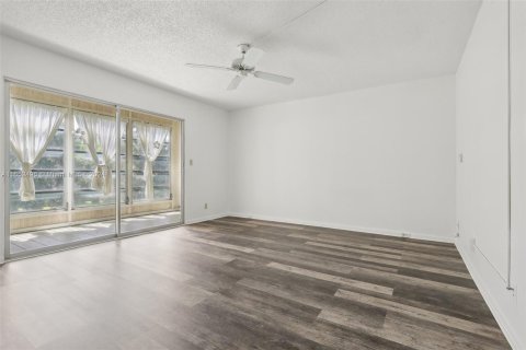 Copropriété à vendre à Coconut Creek, Floride: 1 chambre, 68.93 m2 № 1345550 - photo 12