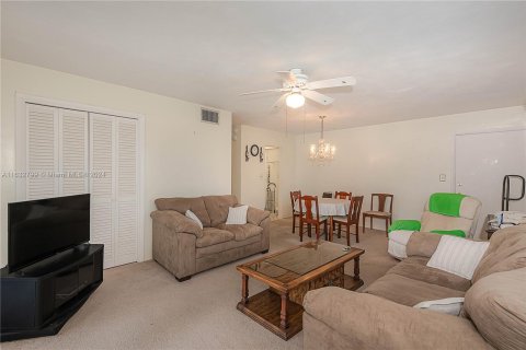 Condo in Oakland Park, Florida, 2 bedrooms  № 1293383 - photo 15