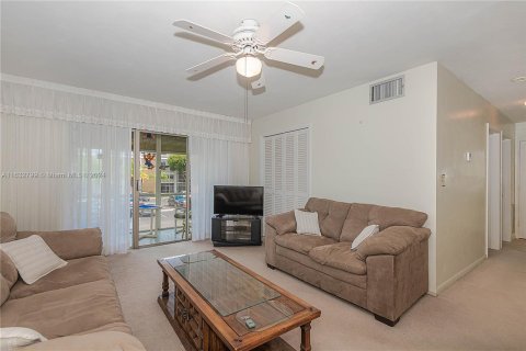 Condo in Oakland Park, Florida, 2 bedrooms  № 1293383 - photo 12