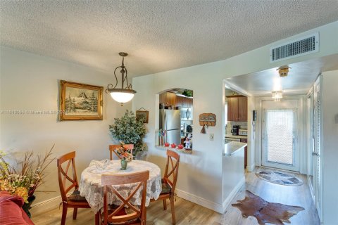 Condo in Sunrise, Florida, 2 bedrooms  № 1318774 - photo 8