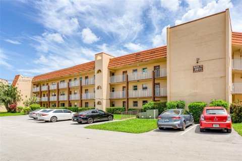 Condo in Sunrise, Florida, 2 bedrooms  № 1318774 - photo 2