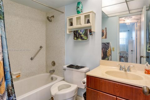 Condo in Sunrise, Florida, 2 bedrooms  № 1318774 - photo 18