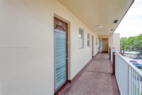 Condo in Sunrise, Florida, 2 bedrooms  № 1318774 - photo 19