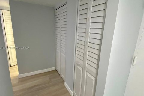 Condo in North Miami Beach, Florida, 2 bedrooms  № 1407681 - photo 6