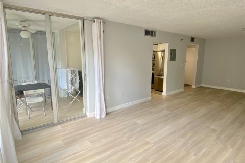 Copropriété à vendre à North Miami Beach, Floride: 2 chambres, 112.69 m2 № 1407681 - photo 19