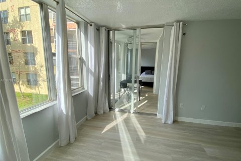 Copropriété à vendre à North Miami Beach, Floride: 2 chambres, 112.69 m2 № 1407681 - photo 15