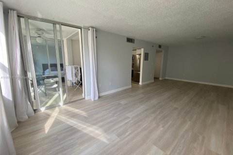 Condominio en venta en North Miami Beach, Florida, 2 dormitorios, 112.69 m2 № 1407681 - foto 18