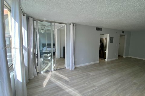 Copropriété à vendre à North Miami Beach, Floride: 2 chambres, 112.69 m2 № 1407681 - photo 17