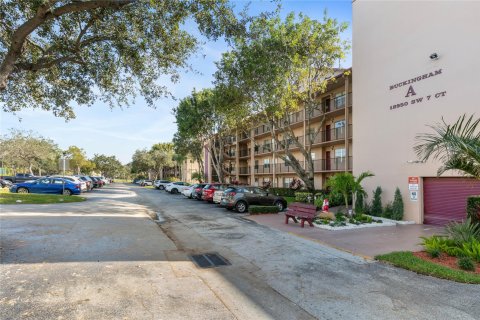 Condo in Hollywood, Florida, 1 bedroom  № 1172206 - photo 12