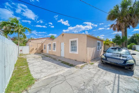 House in Hollywood, Florida 5 bedrooms, 277.03 sq.m. № 1174611 - photo 12