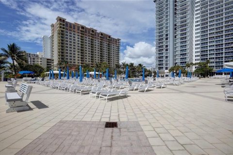 Condominio en venta en Hallandale Beach, Florida, 2 dormitorios, 121.89 m2 № 268511 - foto 3
