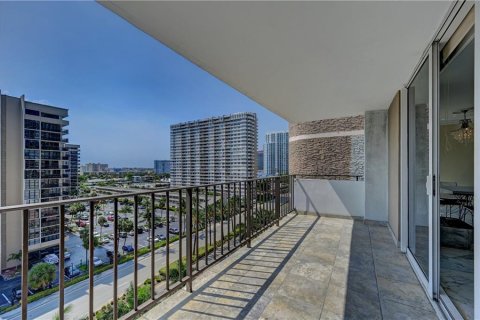 Condominio en venta en Hallandale Beach, Florida, 2 dormitorios, 121.89 m2 № 268511 - foto 17