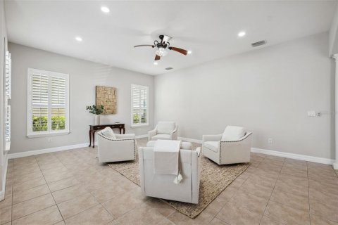 House in Tampa, Florida 5 bedrooms, 342.72 sq.m. № 1266755 - photo 8