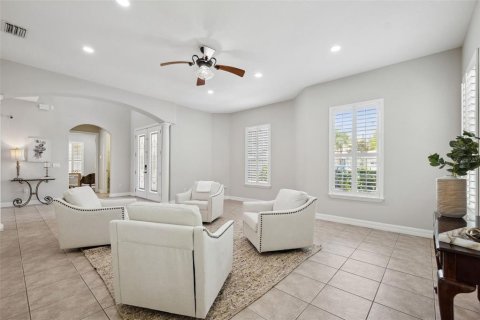 House in Tampa, Florida 5 bedrooms, 342.72 sq.m. № 1266755 - photo 9