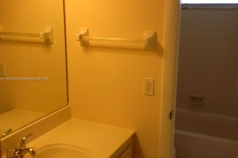 Condo in Tamarac, Florida, 1 bedroom  № 1378929 - photo 8