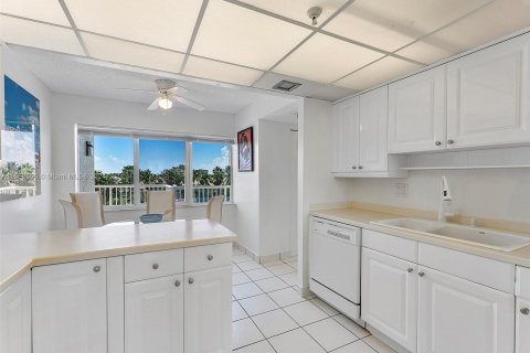 Condo in Highland Beach, Florida, 2 bedrooms  № 1378838 - photo 8