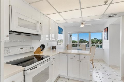 Condo in Highland Beach, Florida, 2 bedrooms  № 1378838 - photo 7