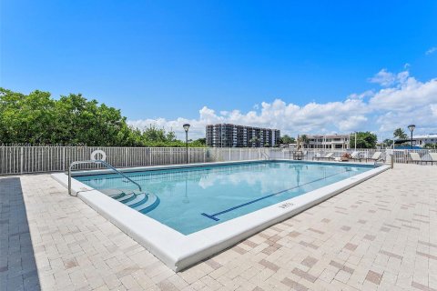 Condo in Highland Beach, Florida, 2 bedrooms  № 1378838 - photo 25