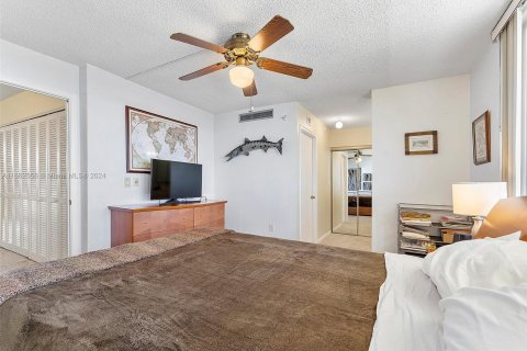 Condo in Highland Beach, Florida, 2 bedrooms  № 1378838 - photo 17