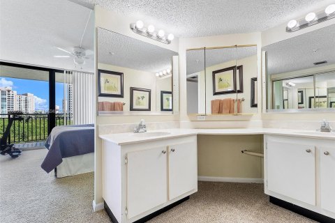 Condo in Highland Beach, Florida, 2 bedrooms  № 1378838 - photo 14