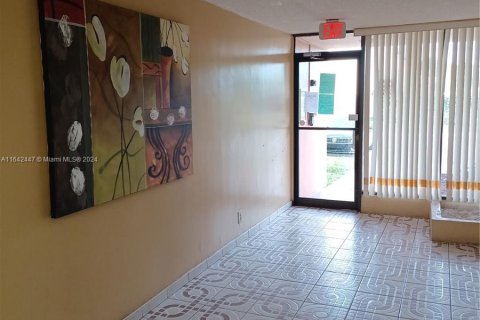 Condo in Lauderhill, Florida, 2 bedrooms  № 1321280 - photo 2