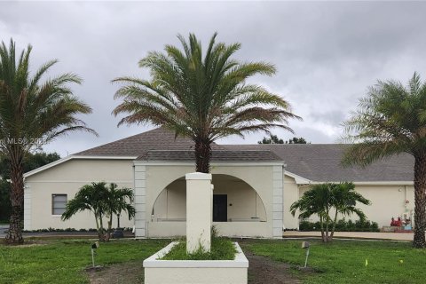 Купить коммерческую недвижимость в Порт-Сент-Луси, Флорида № 705252 - фото 14