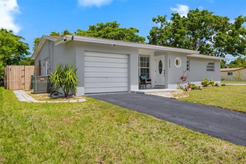 House in Margate, Florida 3 bedrooms, 119.84 sq.m. № 1290539 - photo 3