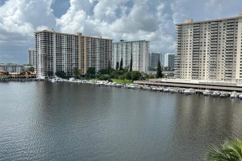 Condo in Sunny Isles Beach, Florida, 2 bedrooms  № 1347973 - photo 10