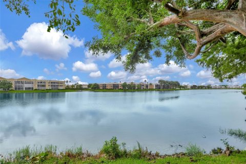 Condo in Tamarac, Florida, 2 bedrooms  № 1347972 - photo 9