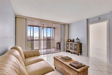 Condo in Tamarac, Florida, 2 bedrooms  № 1347972 - photo 12